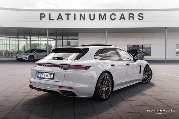 Porsche Panamera 4 2 of 5