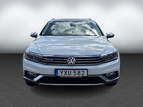 Volkswagen Passat Alltrack 2 of 5