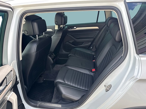 Volkswagen Passat Alltrack 12 of 18