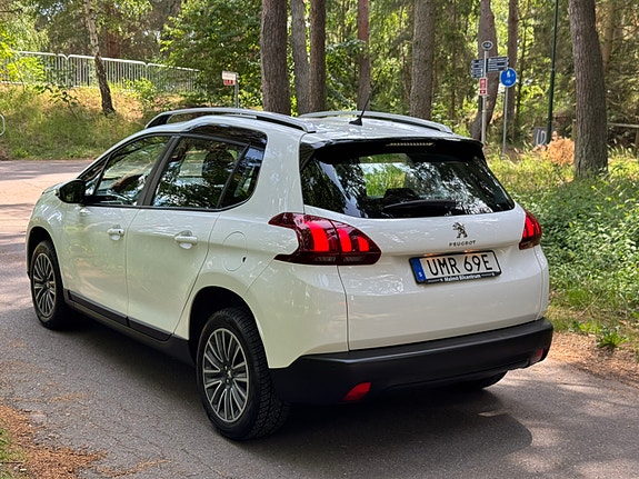 Peugeot 2008 2 of 5