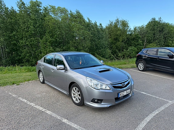 Subaru Legacy 3 of 5
