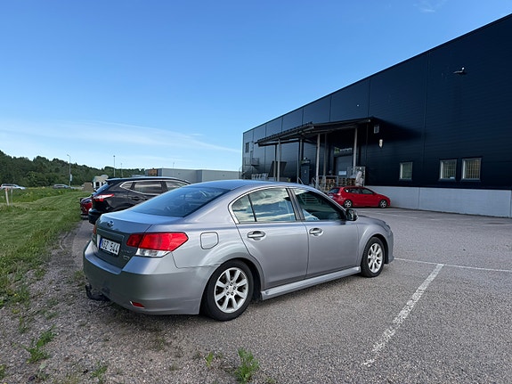 Subaru Legacy 2 of 5