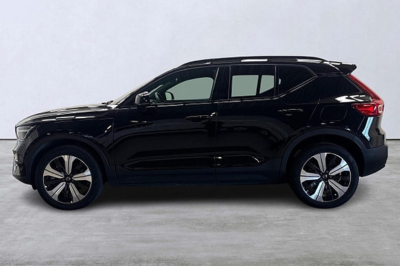 Volvo XC40 2 of 5