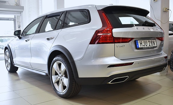 Volvo V60 Cross Country 3 of 5