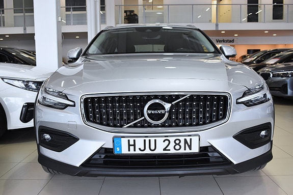Volvo V60 Cross Country 2 of 5
