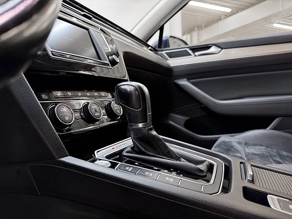 Volkswagen Passat 18 of 30