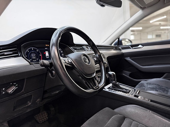 Volkswagen Passat 16 of 30