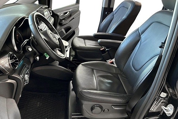 Mercedes-Benz V250 9 of 11