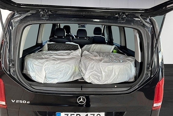 Mercedes-Benz V250 5 of 5