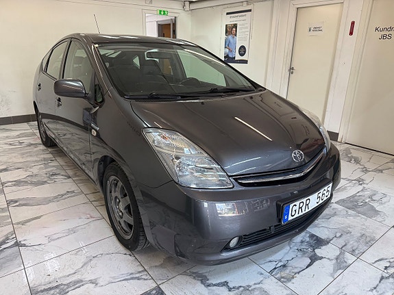 Toyota Prius 2 of 5