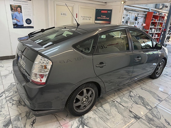 Toyota Prius 5 of 5