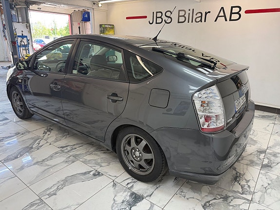 Toyota Prius 4 of 5