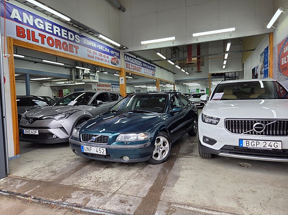 Volvo S60 2 of 5