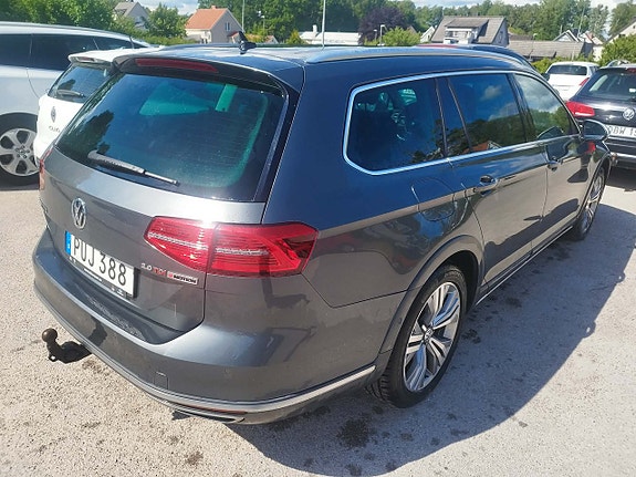 Volkswagen Passat Alltrack 2 of 3