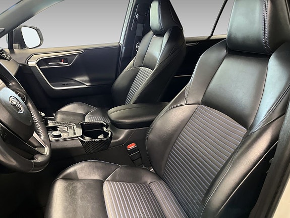 Toyota RAV4 9 of 19