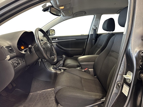 Toyota Avensis 2 of 5