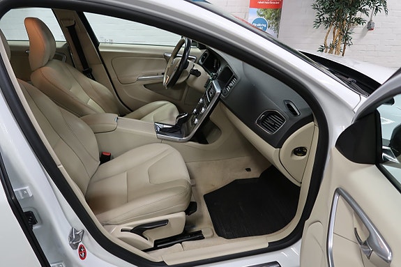 Volvo V60 Cross Country 5 of 5