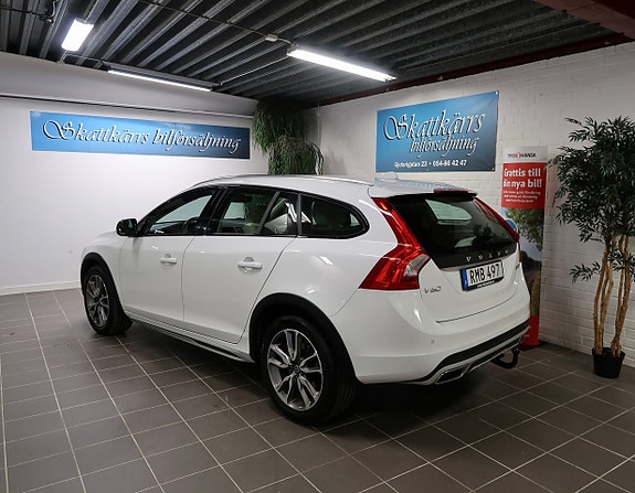 Volvo V60 Cross Country 2 of 5