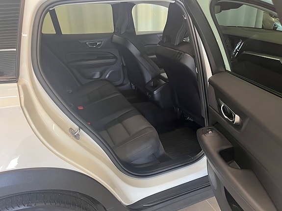 Volvo V60 Cross Country 11 of 15