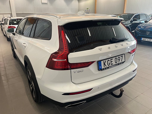 Volvo V60 Cross Country 7 of 15