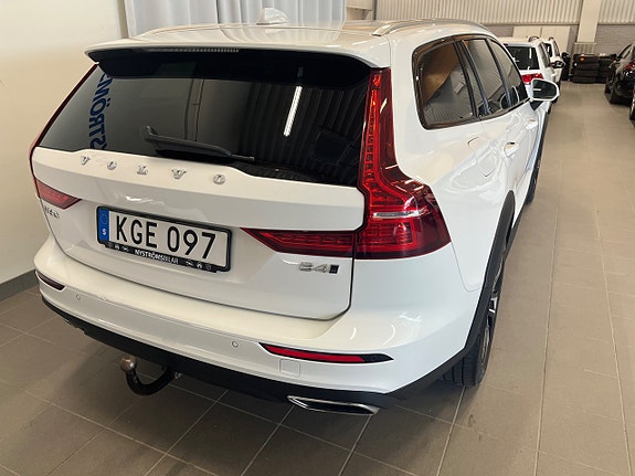 Volvo V60 Cross Country 6 of 15