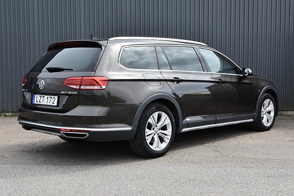 Volkswagen Passat Alltrack 2 of 5
