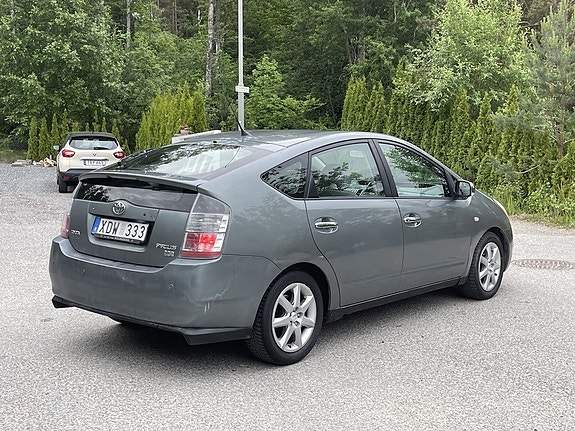 Toyota Prius 4 of 5