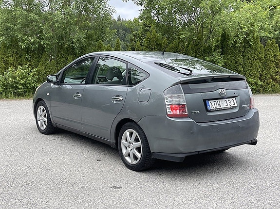 Toyota Prius 3 of 5