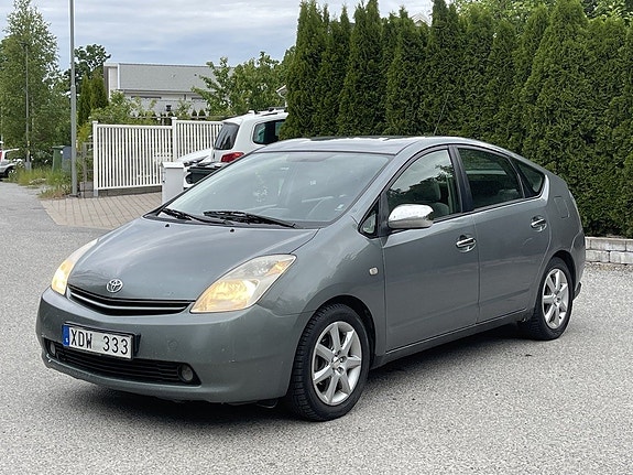Toyota Prius 2 of 5