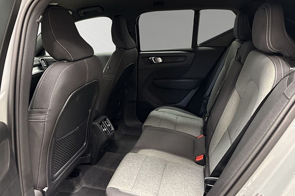 Volvo XC40 8 of 15