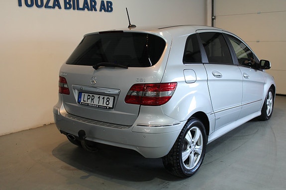 Mercedes-Benz B180 2 of 5