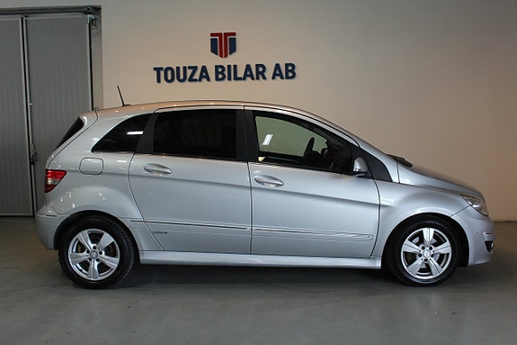 Mercedes-Benz B180 4 of 5