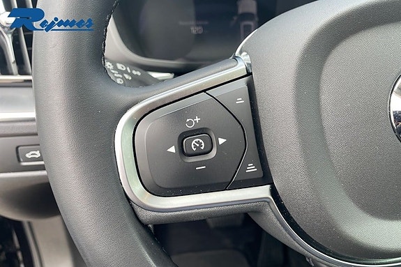 Volvo XC60 8 of 23