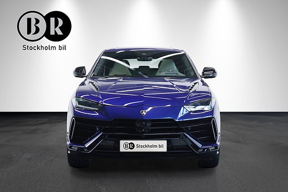 Lamborghini Urus 2 of 5