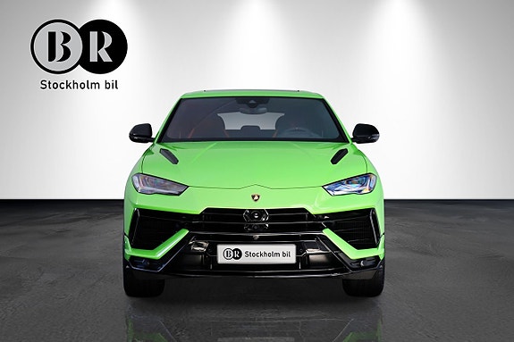 Lamborghini Urus 2 of 5