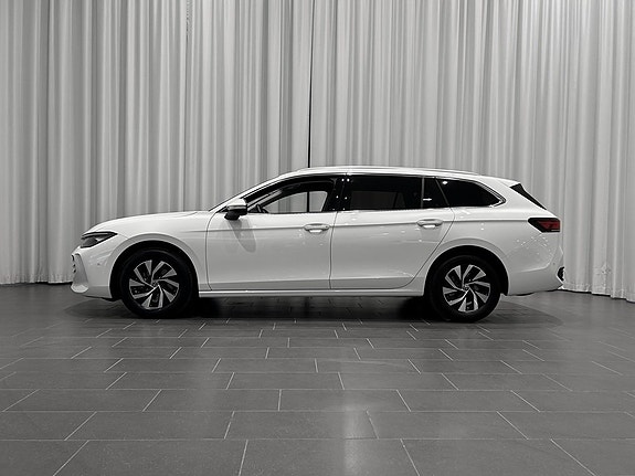 Volkswagen Passat 2 of 5