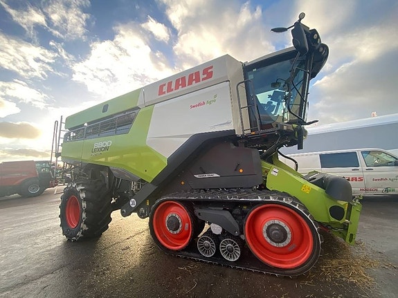 CLAAS Lexion 8800 TT 2 of 5