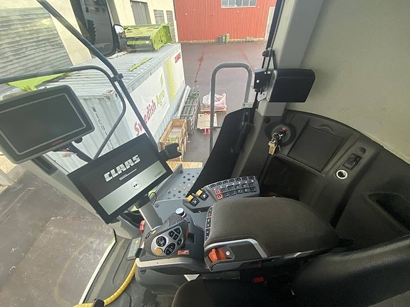 CLAAS Lexion 8800 TT 10 of 15