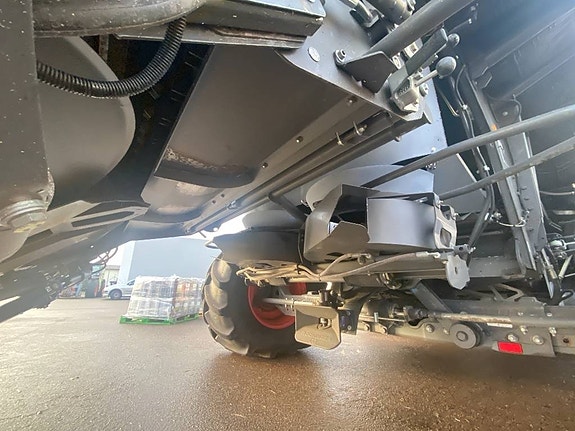 CLAAS Lexion 8800 TT 7 of 15