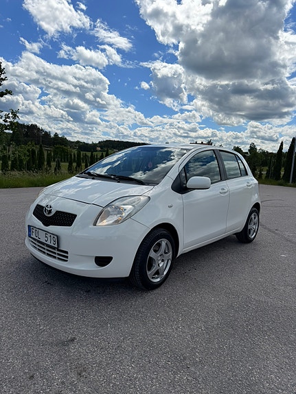 Toyota Yaris 2 of 5