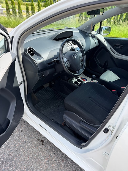Toyota Yaris 5 of 5