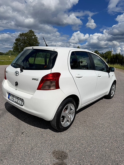 Toyota Yaris 3 of 5