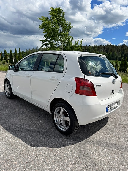 Toyota Yaris 4 of 5