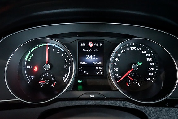Volkswagen Passat 13 of 30