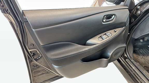 Nissan Leaf 11 of 17