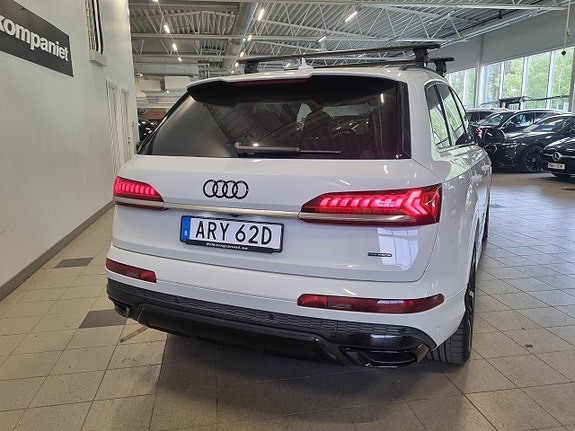 Audi Q7 4 of 5