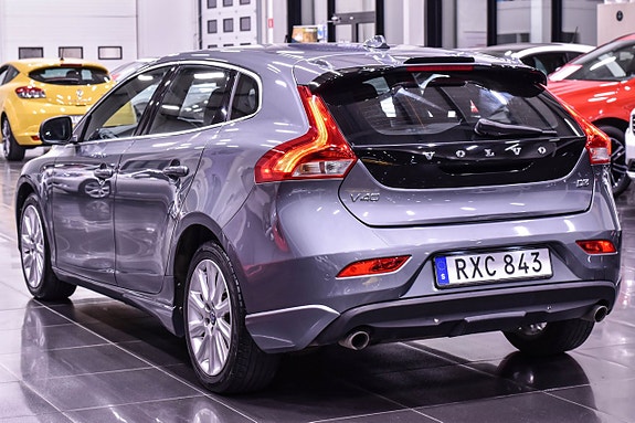 Volvo V40 2 of 5