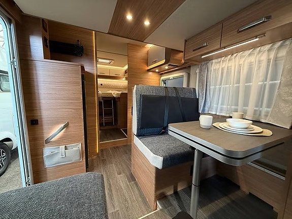 Weinsberg CaraSuite 700 MEG + solceller 4 of 5