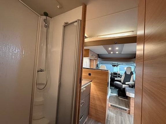 Weinsberg CaraSuite 700 MEG + solceller 2 of 5