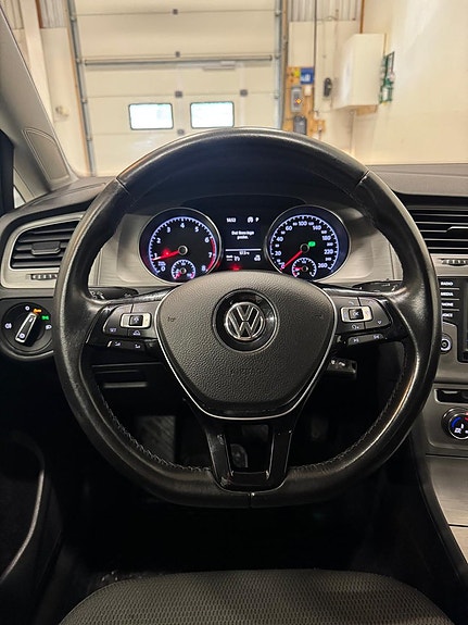 Volkswagen Golf VII 11 of 15